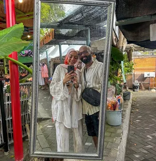 A couple from our creator collaborations on their trip